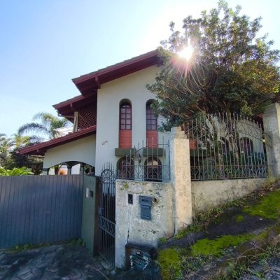 Casa Residencial com 380m², 6 quartos, 2 suítes, 6 garagens, no bairro João Paulo em Florianópolis