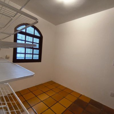 Casa Residencial com 380m², 6 quartos, 2 suítes, 6 garagens, no bairro João Paulo em Florianópolis