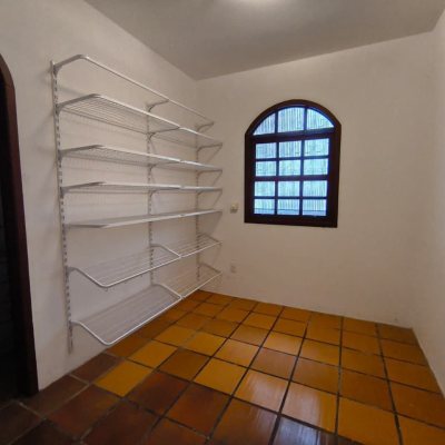 Casa Residencial com 380m², 6 quartos, 2 suítes, 6 garagens, no bairro João Paulo em Florianópolis