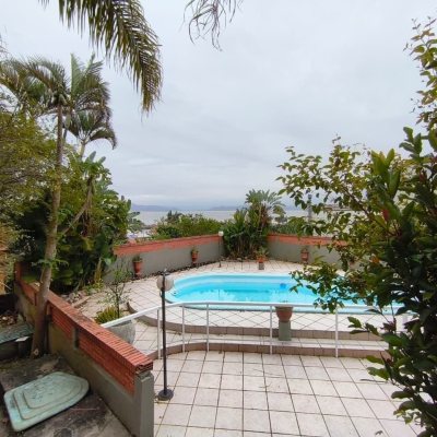 Casa Residencial com 380m², 6 quartos, 2 suítes, 6 garagens, no bairro João Paulo em Florianópolis