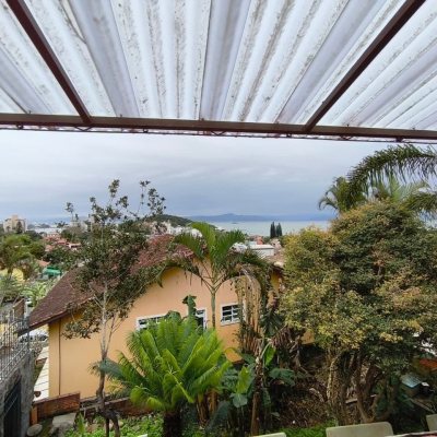 Casa Residencial com 380m², 6 quartos, 2 suítes, 6 garagens, no bairro João Paulo em Florianópolis