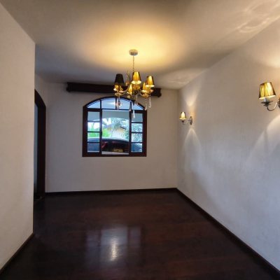 Casa Residencial com 380m², 6 quartos, 2 suítes, 6 garagens, no bairro João Paulo em Florianópolis