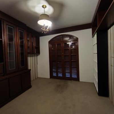 Casa Residencial com 380m², 6 quartos, 2 suítes, 6 garagens, no bairro João Paulo em Florianópolis