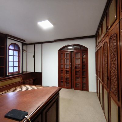 Casa Residencial com 380m², 6 quartos, 2 suítes, 6 garagens, no bairro João Paulo em Florianópolis