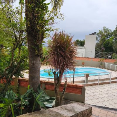 Casa Residencial com 380m², 6 quartos, 2 suítes, 6 garagens, no bairro João Paulo em Florianópolis