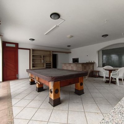 Casa Residencial com 380m², 6 quartos, 2 suítes, 6 garagens, no bairro João Paulo em Florianópolis