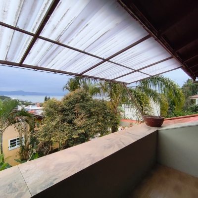 Casa Residencial com 380m², 6 quartos, 2 suítes, 6 garagens, no bairro João Paulo em Florianópolis