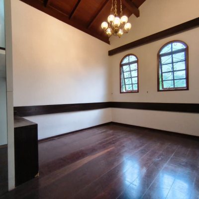 Casa Residencial com 380m², 6 quartos, 2 suítes, 6 garagens, no bairro João Paulo em Florianópolis