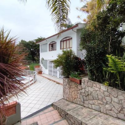 Casa Residencial com 380m², 6 quartos, 2 suítes, 6 garagens, no bairro João Paulo em Florianópolis