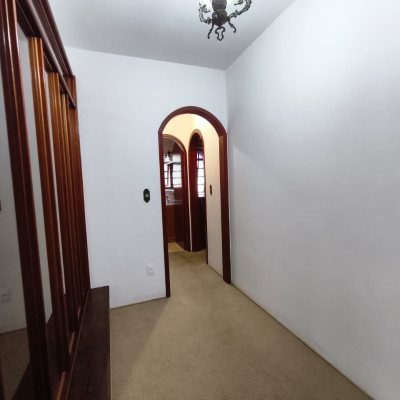 Casa Residencial com 380m², 6 quartos, 2 suítes, 6 garagens, no bairro João Paulo em Florianópolis