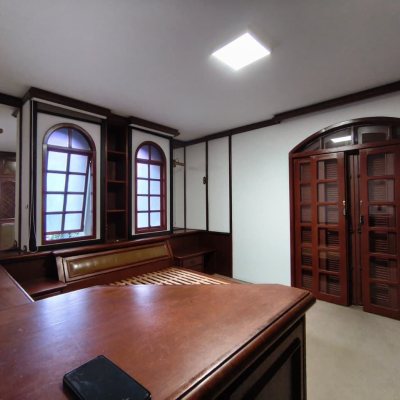 Casa Residencial com 380m², 6 quartos, 2 suítes, 6 garagens, no bairro João Paulo em Florianópolis