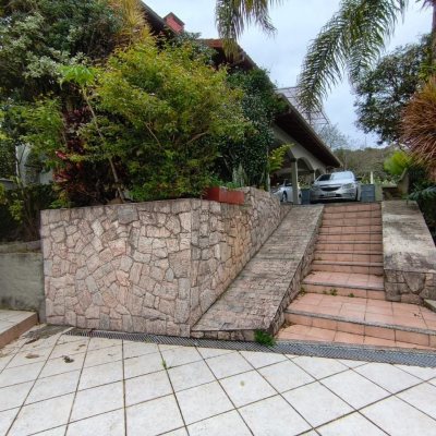 Casa Residencial com 380m², 6 quartos, 2 suítes, 6 garagens, no bairro João Paulo em Florianópolis