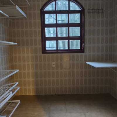 Casa Residencial com 380m², 6 quartos, 2 suítes, 6 garagens, no bairro João Paulo em Florianópolis