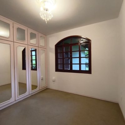 Casa Residencial com 380m², 6 quartos, 2 suítes, 6 garagens, no bairro João Paulo em Florianópolis