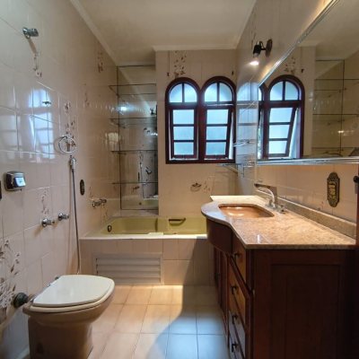 Casa Residencial com 380m², 6 quartos, 2 suítes, 6 garagens, no bairro João Paulo em Florianópolis