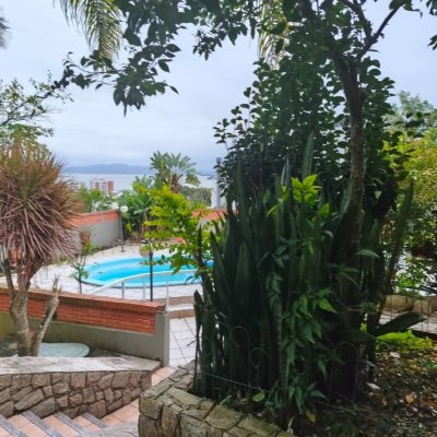 Casa Residencial com 380m², 6 quartos, 2 suítes, 6 garagens, no bairro João Paulo em Florianópolis