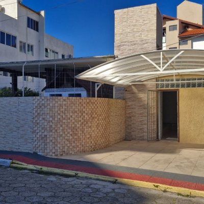 Casa Residencial com 367m², 4 quartos, 1 garagem, no bairro Canasvieiras em Florianópolis