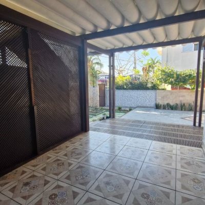 Casa Residencial com 367m², 4 quartos, 1 garagem, no bairro Canasvieiras em Florianópolis