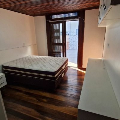 Casa Residencial com 367m², 4 quartos, 1 garagem, no bairro Canasvieiras em Florianópolis