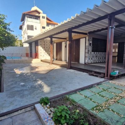 Casa Residencial com 367m², 4 quartos, 1 garagem, no bairro Canasvieiras em Florianópolis