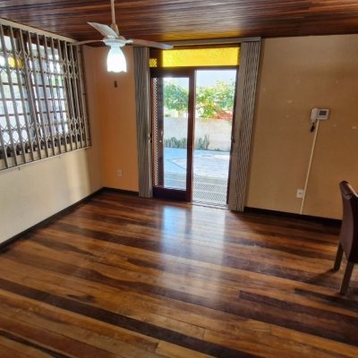 Casa Residencial com 367m², 4 quartos, 1 garagem, no bairro Canasvieiras em Florianópolis