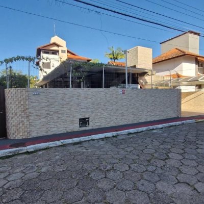 Casa Residencial com 367m², 4 quartos, 1 garagem, no bairro Canasvieiras em Florianópolis