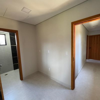 Casa Residencial com 135m², 4 quartos, 1 suíte, 2 garagens, no bairro São João Do Rio Vermelho em Florianópolis