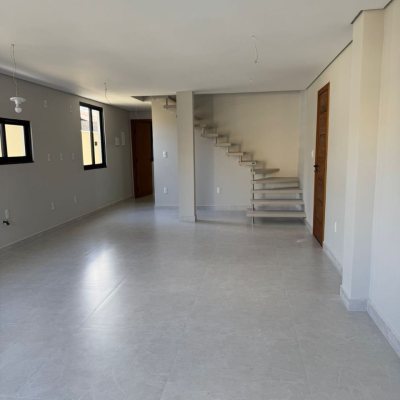 Casa Residencial com 135m², 4 quartos, 1 suíte, 2 garagens, no bairro São João Do Rio Vermelho em Florianópolis