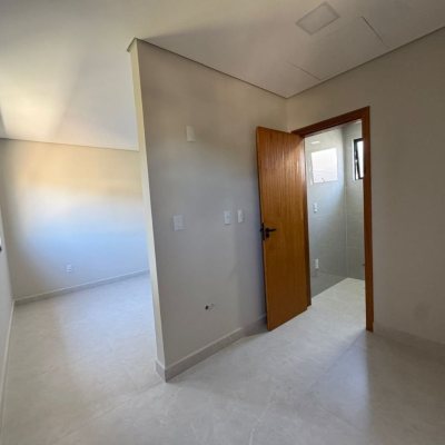 Casa Residencial com 135m², 4 quartos, 1 suíte, 2 garagens, no bairro São João Do Rio Vermelho em Florianópolis