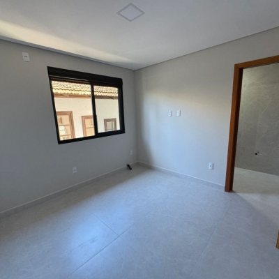 Casa Residencial com 135m², 4 quartos, 1 suíte, 2 garagens, no bairro São João Do Rio Vermelho em Florianópolis