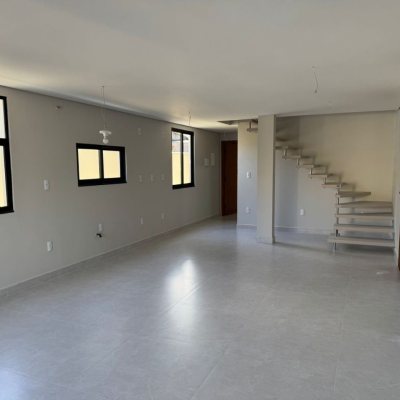 Casa Residencial com 135m², 4 quartos, 1 suíte, 2 garagens, no bairro São João Do Rio Vermelho em Florianópolis