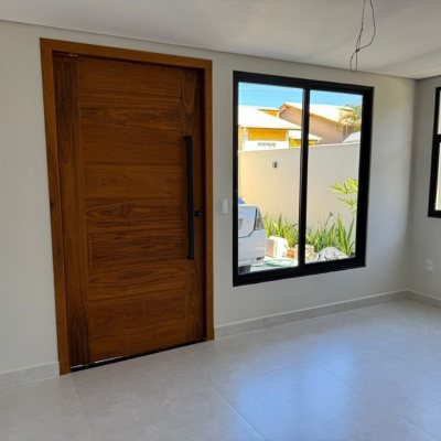 Casa Residencial com 135m², 4 quartos, 1 suíte, 2 garagens, no bairro São João Do Rio Vermelho em Florianópolis