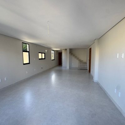 Casa Residencial com 135m², 4 quartos, 1 suíte, 2 garagens, no bairro São João Do Rio Vermelho em Florianópolis