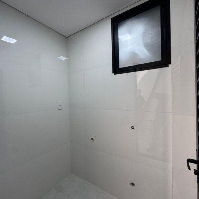 Casa Residencial com 135m², 4 quartos, 1 suíte, 2 garagens, no bairro São João Do Rio Vermelho em Florianópolis