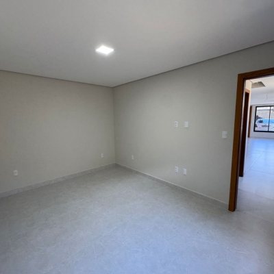 Casa Residencial com 135m², 4 quartos, 1 suíte, 2 garagens, no bairro São João Do Rio Vermelho em Florianópolis