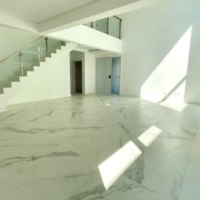 Casa em Condomínio com 360m², 4 quartos, 4 suítes, 4 garagens, no bairro Ingleses do Rio Vermelho em Florianópolis