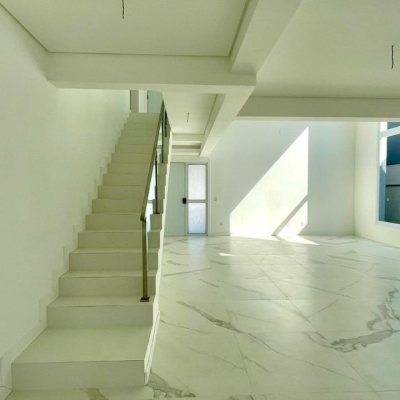 Casa em Condomínio com 360m², 4 quartos, 4 suítes, 4 garagens, no bairro Ingleses do Rio Vermelho em Florianópolis