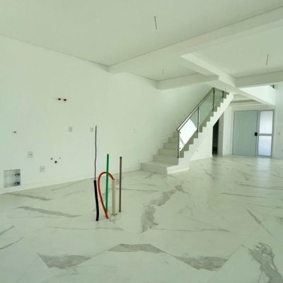 Casa em Condomínio com 360m², 4 quartos, 4 suítes, 4 garagens, no bairro Ingleses do Rio Vermelho em Florianópolis