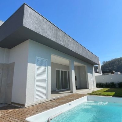 Casa em Condomínio com 360m², 4 quartos, 4 suítes, 4 garagens, no bairro Ingleses do Rio Vermelho em Florianópolis