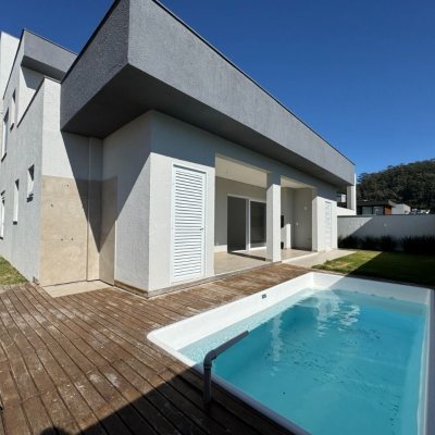 Casa em Condomínio com 360m², 4 quartos, 4 suítes, 4 garagens, no bairro Ingleses do Rio Vermelho em Florianópolis
