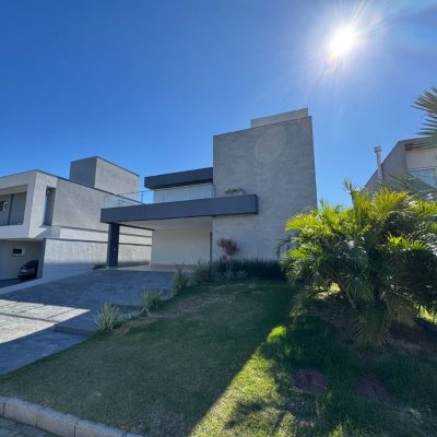 Casa em Condomínio com 360m², 4 quartos, 4 suítes, 4 garagens, no bairro Ingleses do Rio Vermelho em Florianópolis