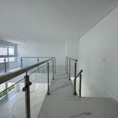 Casa em Condomínio com 360m², 4 quartos, 4 suítes, 4 garagens, no bairro Ingleses do Rio Vermelho em Florianópolis