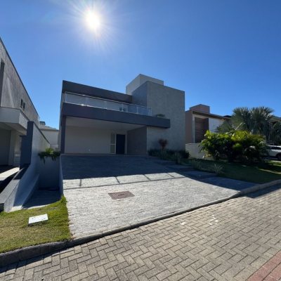 Casa em Condomínio com 360m², 4 quartos, 4 suítes, 4 garagens, no bairro Ingleses do Rio Vermelho em Florianópolis