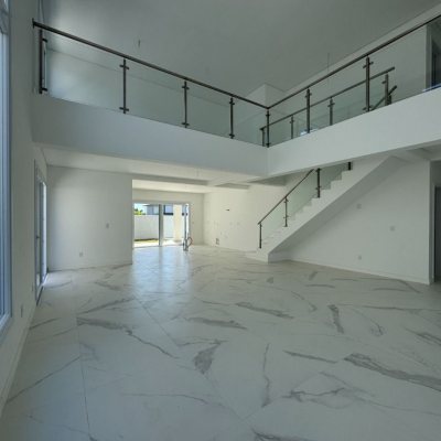 Casa em Condomínio com 360m², 4 quartos, 4 suítes, 4 garagens, no bairro Ingleses do Rio Vermelho em Florianópolis