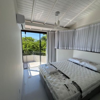 Casa em Condomínio com 192m², 4 quartos, 1 suíte, 2 garagens, no bairro Cachoeira Do Bom Jesus em Florianópolis