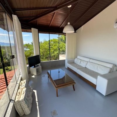 Casa em Condomínio com 192m², 4 quartos, 1 suíte, 2 garagens, no bairro Cachoeira Do Bom Jesus em Florianópolis