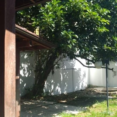 Casa Residencial com 130m², 2 quartos, 3 garagens, no bairro Balneário em Florianópolis
