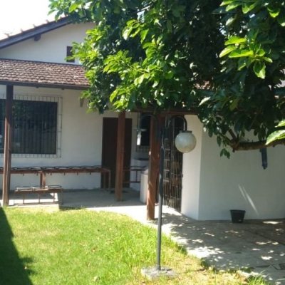 Casa Residencial com 130m², 2 quartos, 3 garagens, no bairro Balneário em Florianópolis