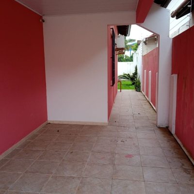 Casa Residencial com 130m², 2 quartos, 3 garagens, no bairro Balneário em Florianópolis