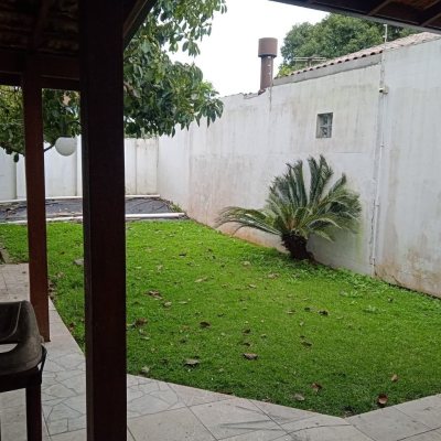 Casa Residencial com 130m², 2 quartos, 3 garagens, no bairro Balneário em Florianópolis